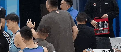 开云中国官网-冷静！贝兹利暂停期间疑似与队友发生激烈争吵